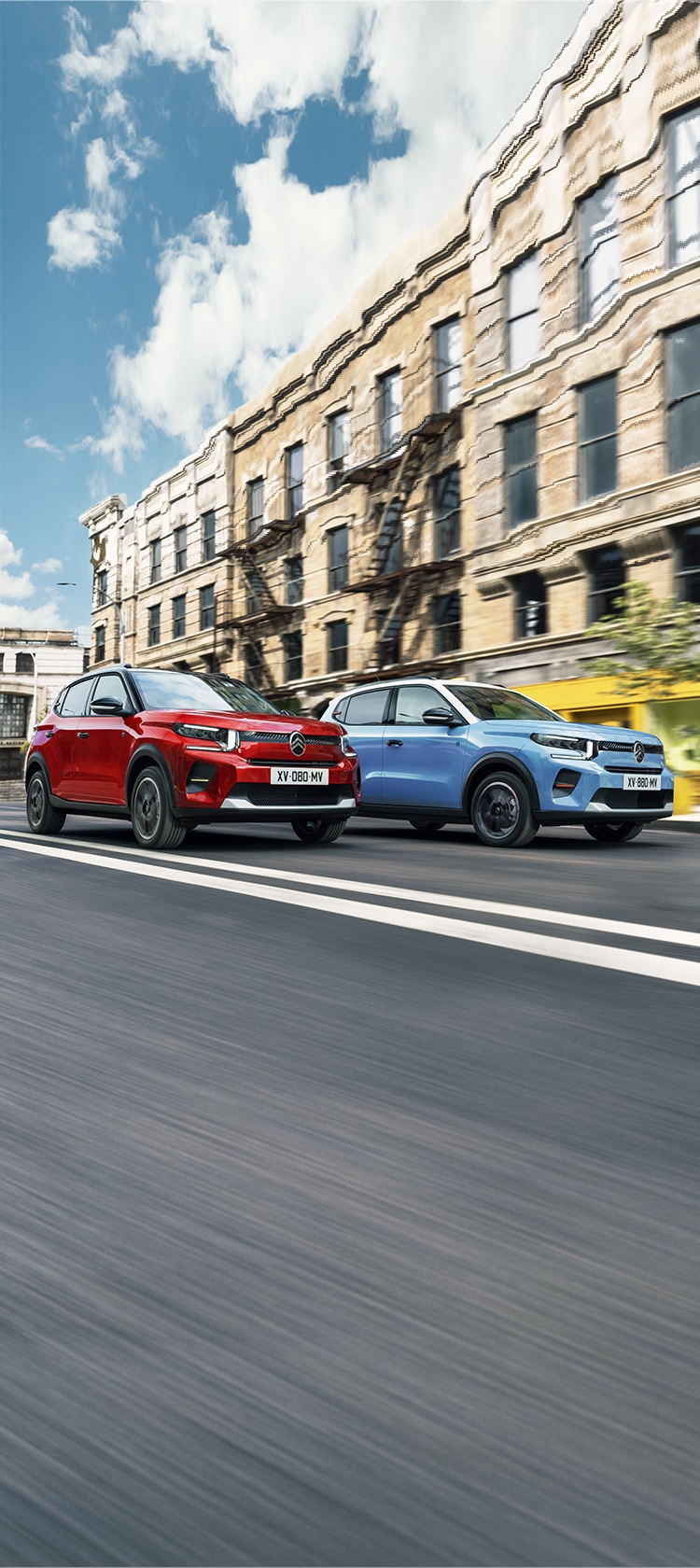 Red ë-C3 and blue ë-C3 drive in town